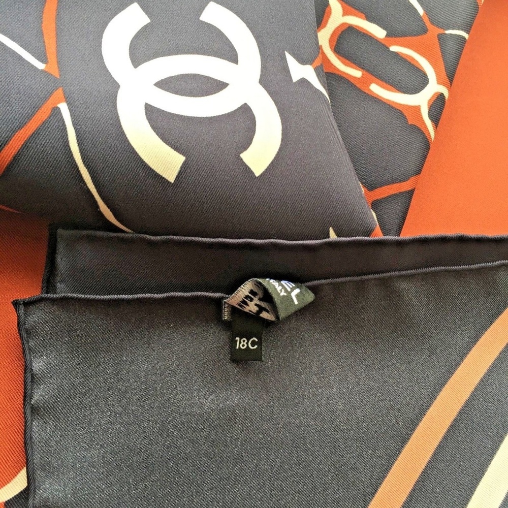 100% Silk CHANEL Black Bag Geometric Print Scarf - Picture 8 of 8